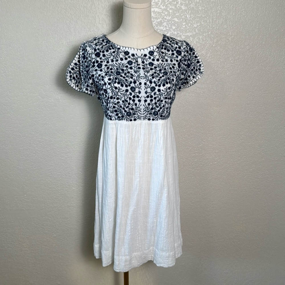Ivy Jane Women's XS Dress White Navy‎ Embroidery Stitching Detail Lined